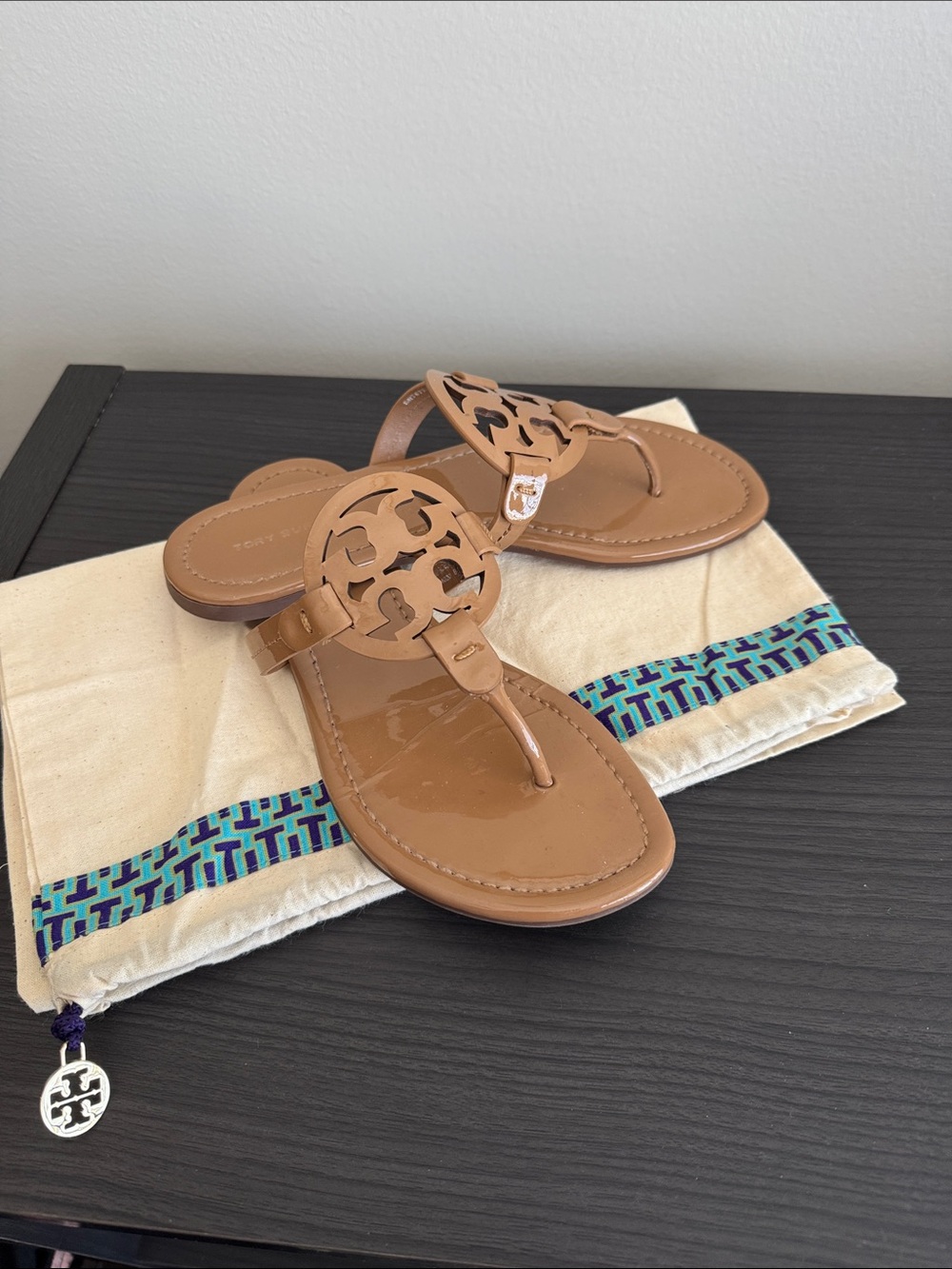 Tory Burch Patent Leather Logo Thong Sandals in Tan